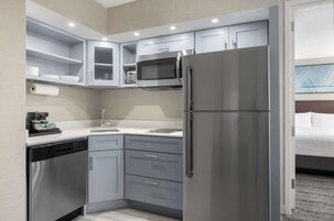 Full-size fridge, stovetop, dishwasher, coffee/tea maker