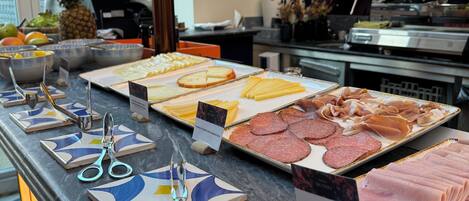 Dagelijks ontbijtbuffet (EUR 29.50 per persoon)