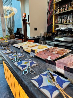 Se ofrece un desayuno bufé (29.50 EUR por persona)