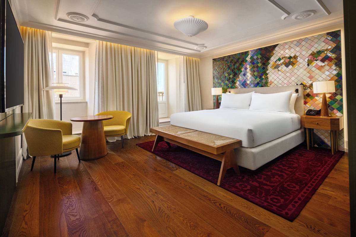 1 bedroom, in-room safe, blackout curtains, soundproofing