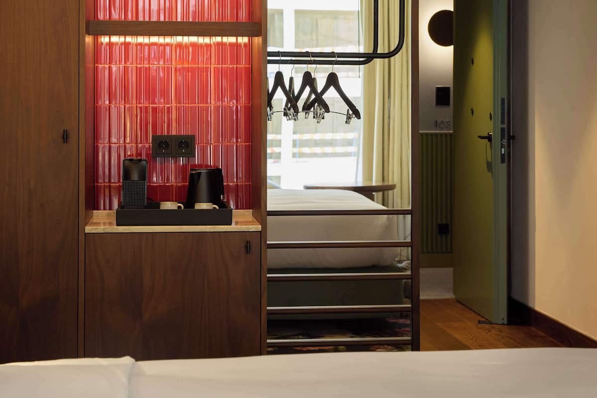 Room, 1 King Bed, Accessible | 1 bedroom, in-room safe, blackout drapes, soundproofing