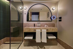 Superior kamer, 1 kingsize bed | Badkamer | Gratis toiletartikelen, een haardroger, handdoeken, zeep