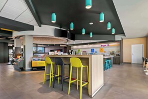 Free daily full breakfast  - Tru By Hilton Rogers Bentonville (Rogers)