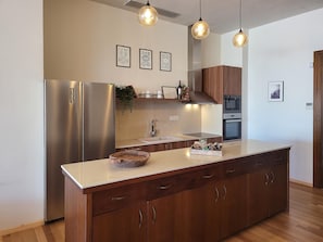 Frigorífico, microondas, horno y placa de cocina