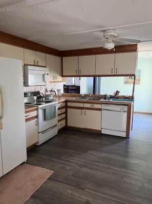 Køleskab, mikrobølgeovn, ovn, kogeplade