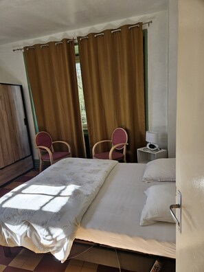 Individually decorated, individually furnished, laptop workspace - La Marceline (Saint-Aignan)