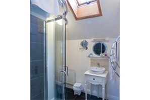 Douche, séchoir à cheveux, serviettes fournies, savon