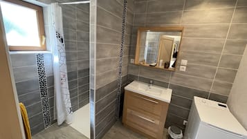 Een douche, een haardroger, toiletpapier
