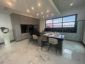 Full-sized fridge, microwave, stovetop, electric kettle - Empire Villa Paramaribo Noord 1 (Paramaribo)