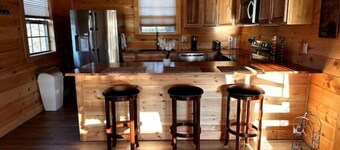 NEW- Sunset Bliss, cozy 1 bedroom, 1 loft cabin in the heart of Jonesborough