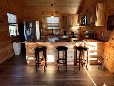 NEW- Sunset Bliss, cozy 1 bedroom, 1 loft cabin in the heart of Jonesborough