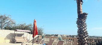 Spacious 1 bedroom apartment with beautiful views and large pool 