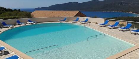 Utomhuspool och uppvärmd pool