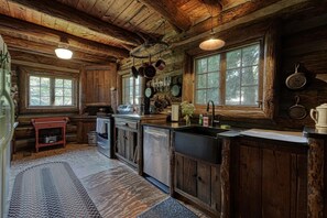 Mikrobølgeovn, ovn, kokeplater og oppvaskmaskin