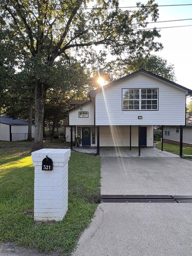 Spacious Waterfront Home with beautiful views. Late checkout on Sundays