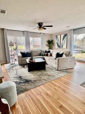 Smart-tv, eldstad, bordsfotboll och ett bordtennisbord