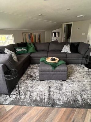 TV connectée, cheminée, baby-foot, table de tennis de table