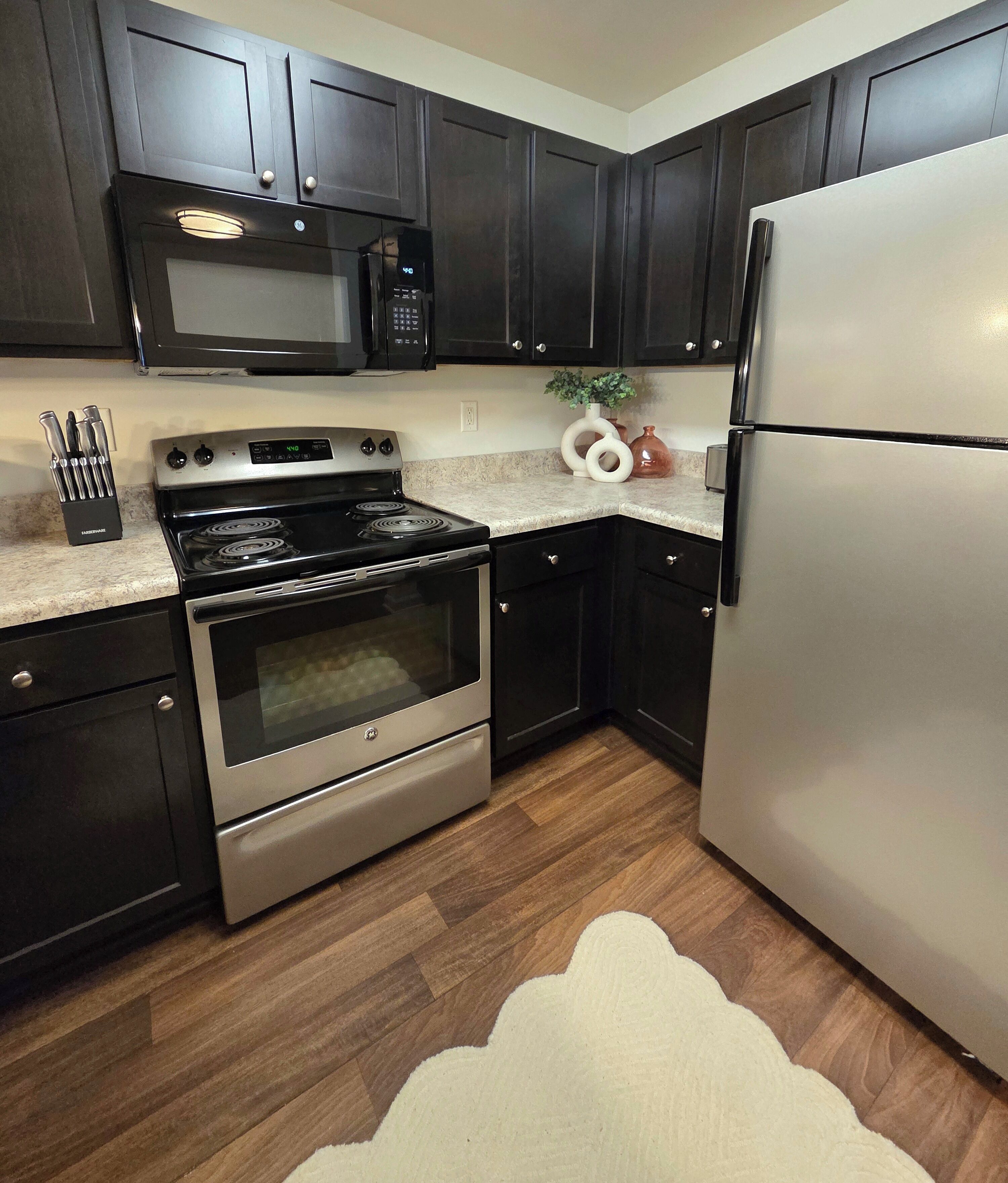 Geladeira, micro-ondas, fogão, cooktop