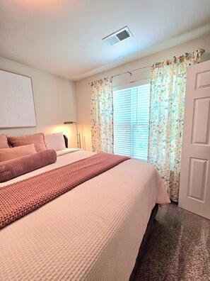 2 makuuhuonetta, työpöytä, silitysrauta/-lauta, ilmainen Wi-Fi