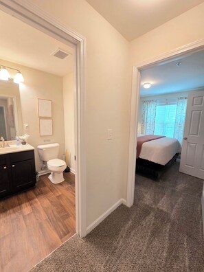 2 soverom, skrivebord, strykejern/-brett og wi-fi (inkludert)