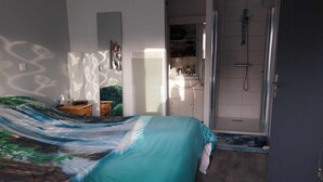 A bedroom with a bed, a shower, and a wardrobe. - Maison à Louer Août 2024, Quartier Calme, Idéal Pour les Familles (Briatexte)