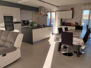 Dining - Maison à Louer Août 2024, Quartier Calme, Idéal Pour les Familles (Briatexte)