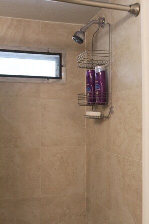 Dusche, Handtücher, Seife, Toilettenpapier