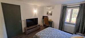 4 bedrooms, desk, iron/ironing board, free WiFi
