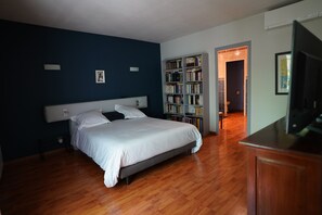 4 bedrooms, desk, iron/ironing board, free WiFi - New : Provencal Mas with swimming pool, Outdoor kitchen, large wooded grounds (PLAN D ORGON)