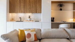 Eine moderne Küche mit Holzausstattung, einer weißen Arbeitsplatte und einer eingebauten Spüle.