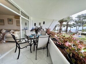 Outdoor dining - Miraflores by The sea Málaga, Vistas al Mar, Piscina, Restaurante, Gim,tennis (Las Lagunas de Mijas)