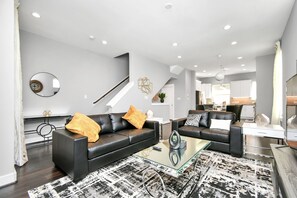 Smart TV - Rammies Exquisite 4BR in Katy (katy)