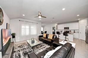 Smart TV - Rammies Exquisite 4BR in Katy (katy)