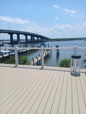 Property grounds - The PLAYFUL PELICAN on Florida's Intercostal Waterway: Beach a few blocks away (Port Orange)
