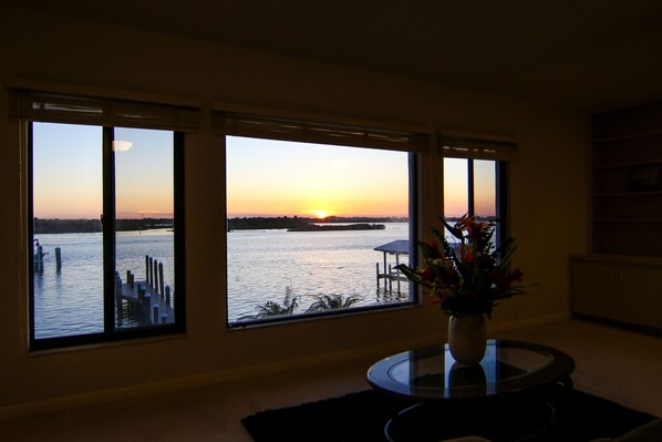 Interior - The PLAYFUL PELICAN on Florida's Intercostal Waterway: Beach a few blocks away (Port Orange)