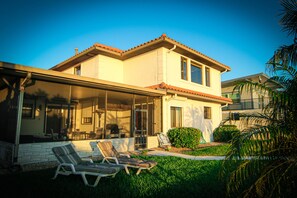 Exterior - The PLAYFUL PELICAN on Florida's Intercostal Waterway: Beach a few blocks away (Port Orange)