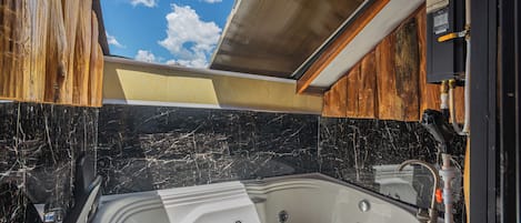 Habitación doble Deluxe | Tina de hidromasaje privada