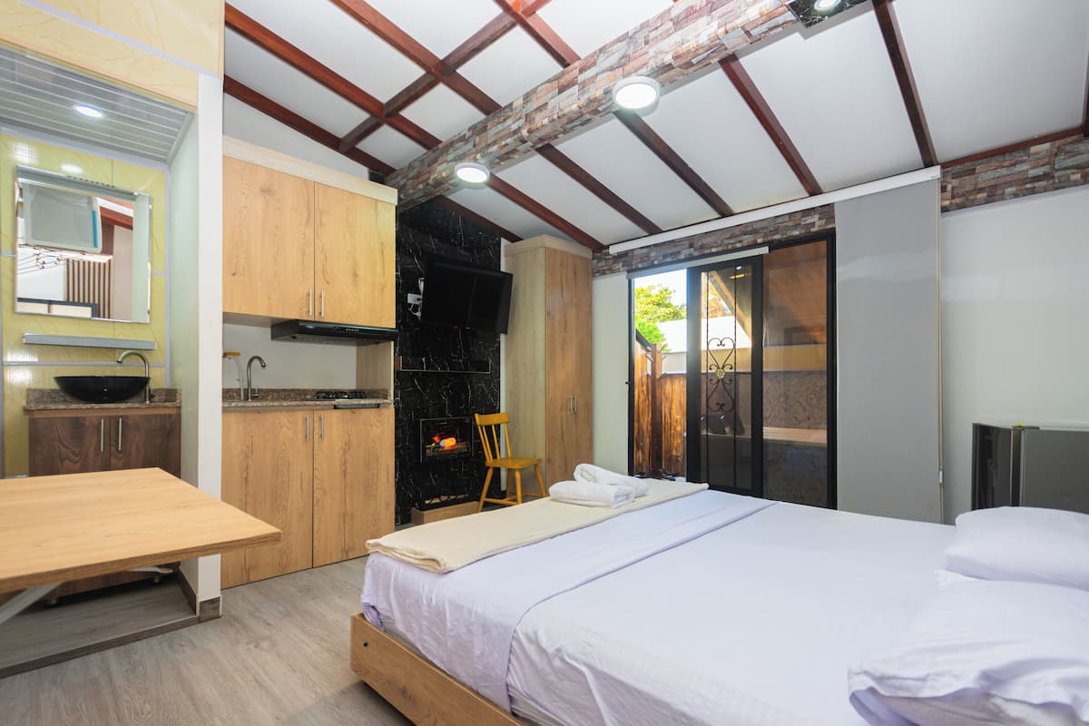 Een bureau, gratis wifi, beddengoed