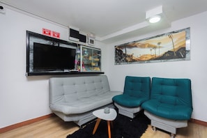 위성 채널 시청이 가능한 45인치 평면 TV