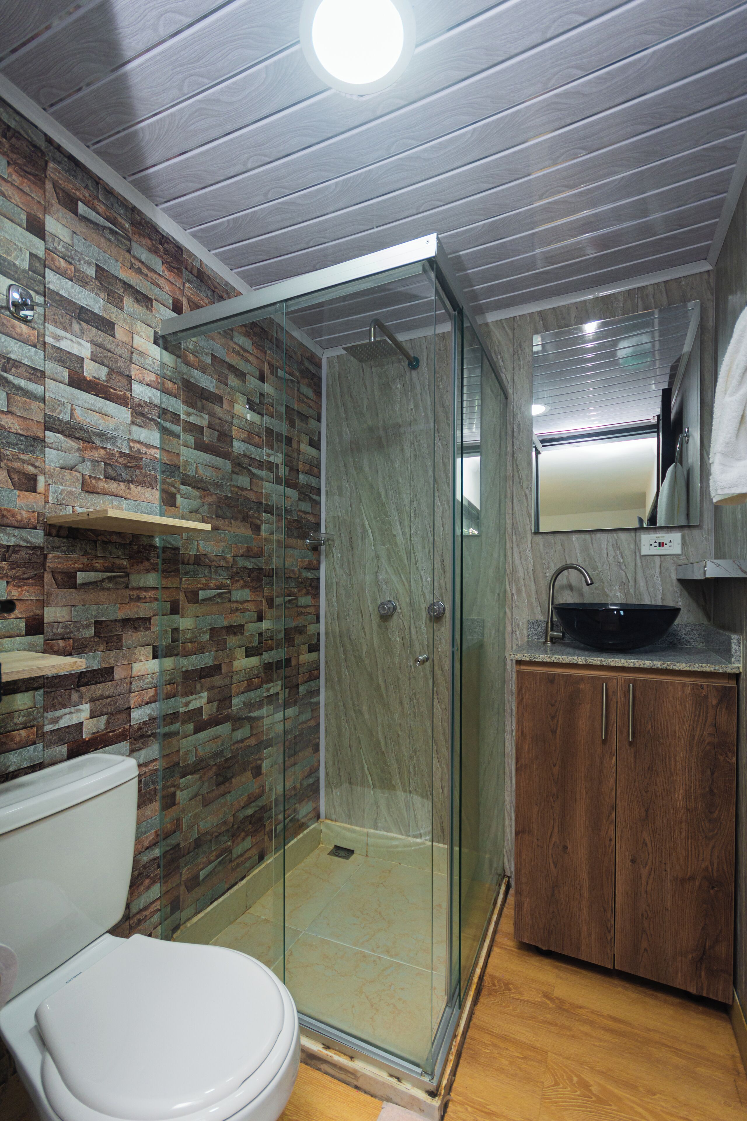 Quarto triplo standard | Banheiro | Chuveiro, chuveiro com efeito de chuva, produtos de toalete grátis 