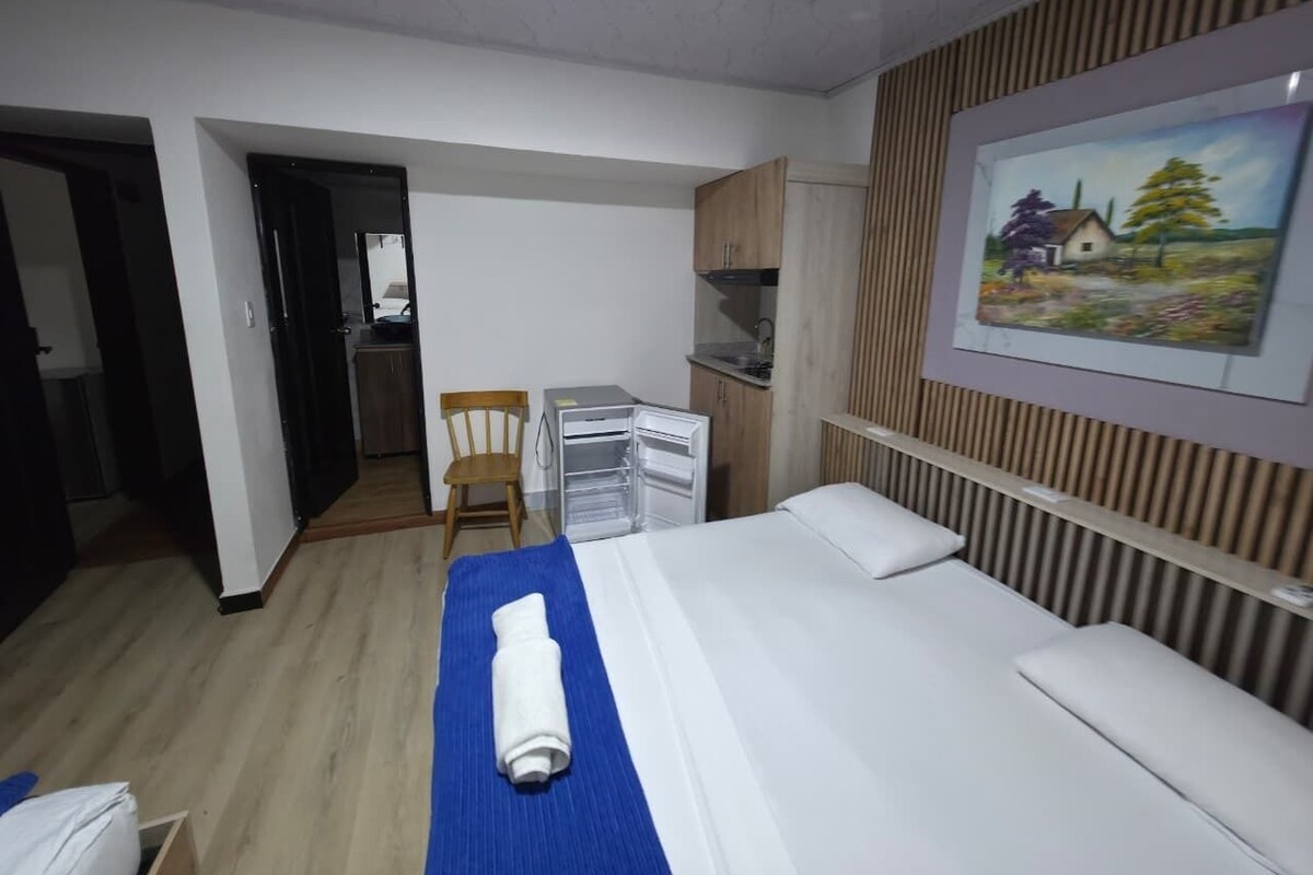 Quarto quádruplo standard | Escrivaninha, Wi-Fi de cortesia, roupa de cama