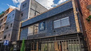 Un edificio con fachada de piedra y un letrero que dice "LARES DELA VIDA".