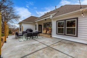 Outdoor dining - The Woodbriar, close to Hard Rock Casino, downtown Tulsa/BOK + patio w/fire pit (Catoosa)