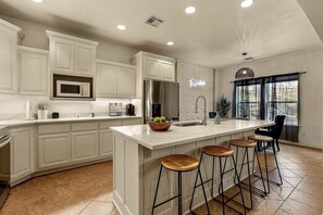 Køleskab, mikrobølgeovn, ovn, kogeplade