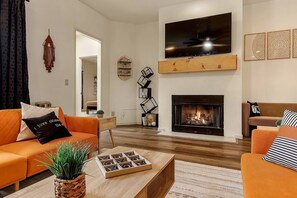 Smart TV, fireplace, books - The Woodbriar, close to Hard Rock Casino, downtown Tulsa/BOK + patio w/fire pit (Catoosa)