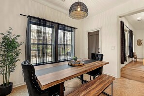 Dining - The Woodbriar, close to Hard Rock Casino, downtown Tulsa/BOK + patio w/fire pit (Catoosa)