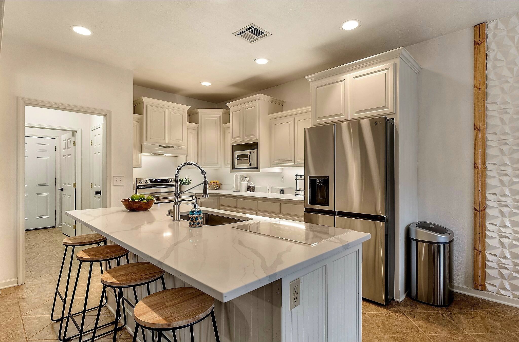 Frigorífico, microondas, horno y placa de cocina