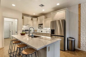 Fridge, microwave, oven, stovetop - The Woodbriar, close to Hard Rock Casino, downtown Tulsa/BOK + patio w/fire pit (Catoosa)