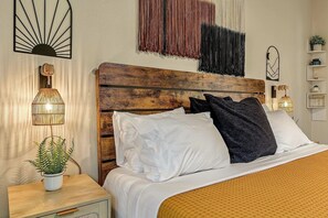 3 bedrooms, desk, iron/ironing board, free WiFi - The Woodbriar, close to Hard Rock Casino, downtown Tulsa/BOK + patio w/fire pit (Catoosa)