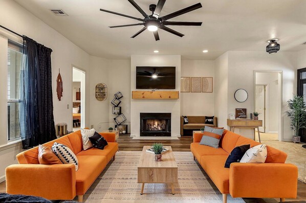 Smart TV, fireplace, books - The Woodbriar, close to Hard Rock Casino, downtown Tulsa/BOK + patio w/fire pit (Catoosa)